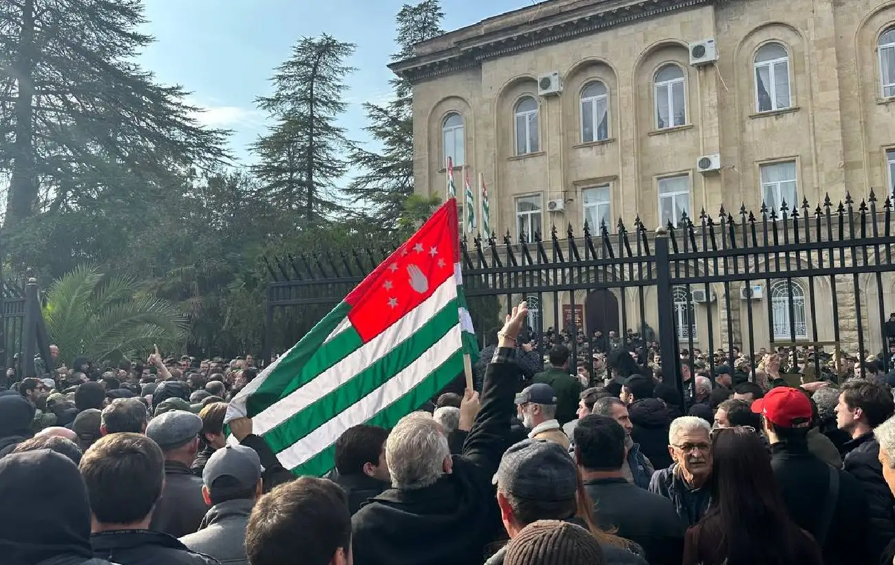 В оккупированной Абхазии вспыхнули протесты из-за "соглашения" с Россией (видео)