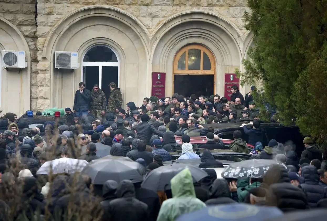 Протестувальники в Абхазії прорвалися до будівлі парламенту ― відео