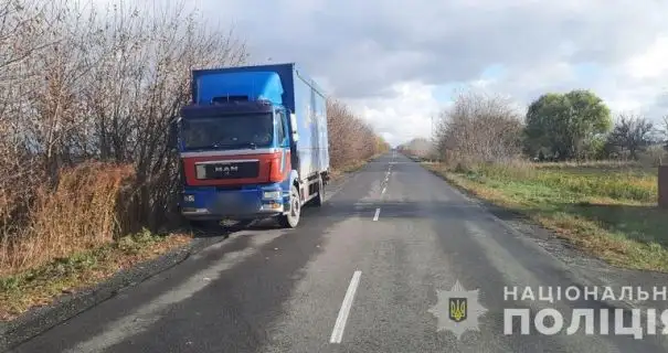 Під Луцьком вантажівка на смерть збила жінку: 20-річний водій був пʼяний