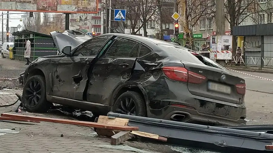 В Хмельницком водитель протаранил остановку с людьми: есть жертвы (фото)