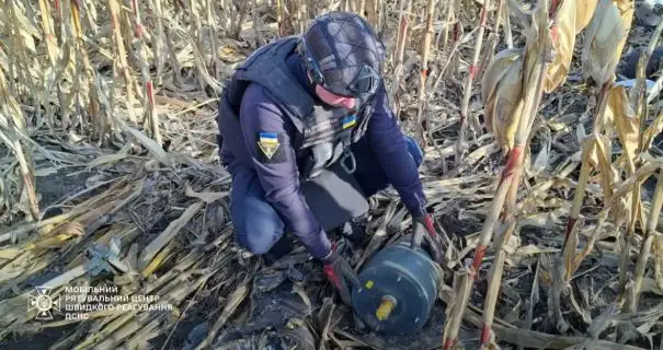 В Киевской области фермер нашел в поле боевую часть беспилотник