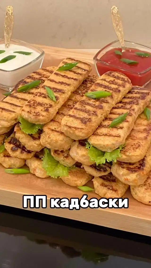 Вкусно, нежно и полезно: рецепт очень простых куриных колбасок