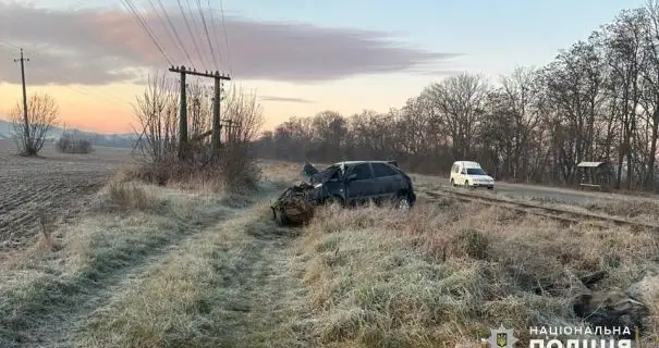 На Черниговщине автомобиль вылетел с дороги и перевернулся: погиб 17-летний парень