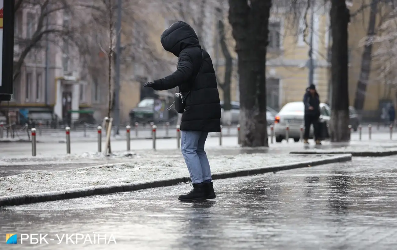 Сильные осадки, мокрый снег и первый гололед в Украине: прогноз погоды на завтра