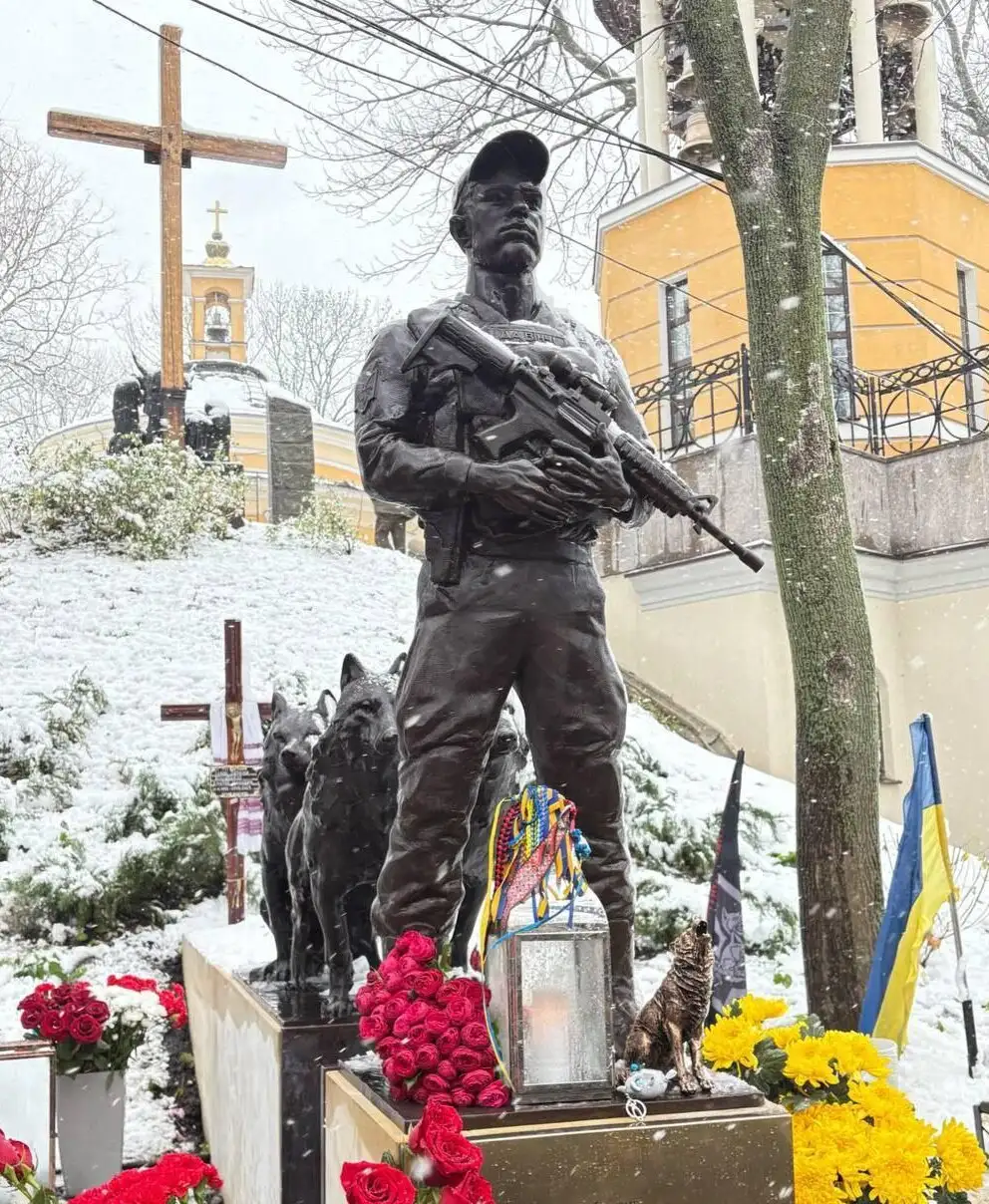 Монумент легендарному "Да Вінчі". У Києві увічнили пам'ять Героя України Дмитра Коцюбайла