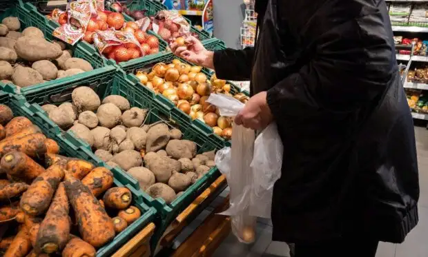 Цены начали оттаивать: какими продуктами выгодно запастись сейчас