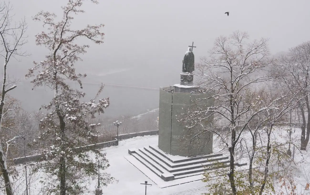 Киев "накрыл" снегопад. Что происходит на дорогах и улицах города (фото)