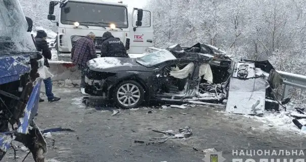 На Закарпатті зіткнулися рейсовий автобус та Audi: загинула 22-річна дівчина