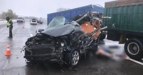 В Черкасской области легковушка въехала в прицеп грузовика: двое погибших