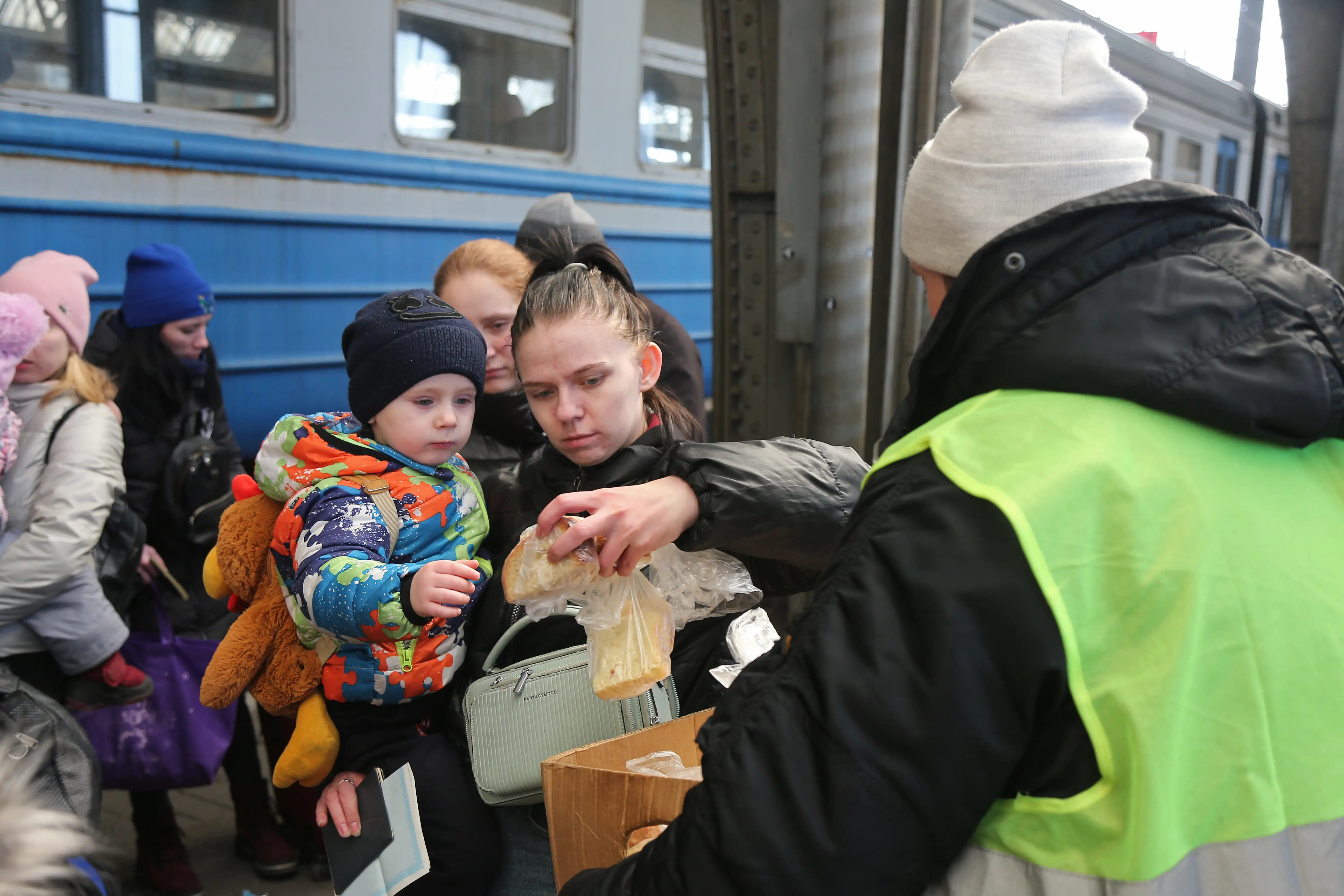 Украинские переселенцы могут потерять выплаты при переезде: как этого избежать