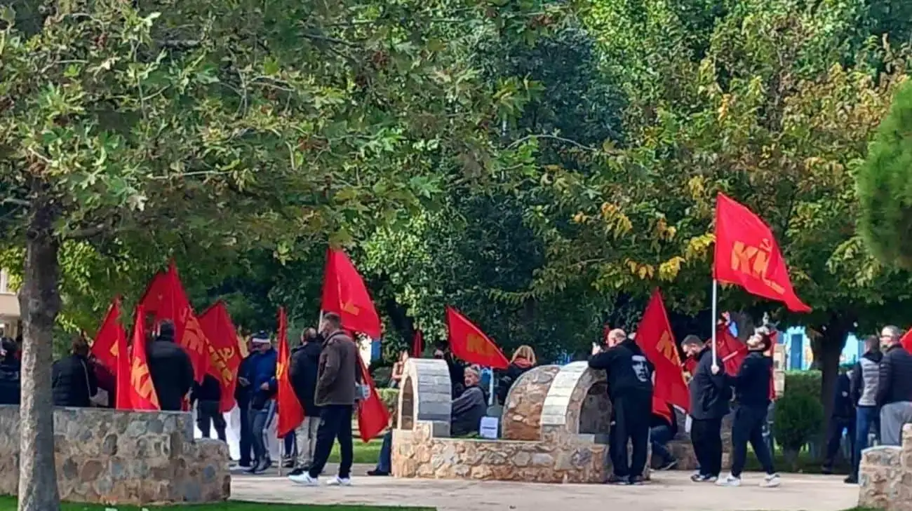 В Греции неизвестные с коммунистическими флагами напали на акцию украинцев