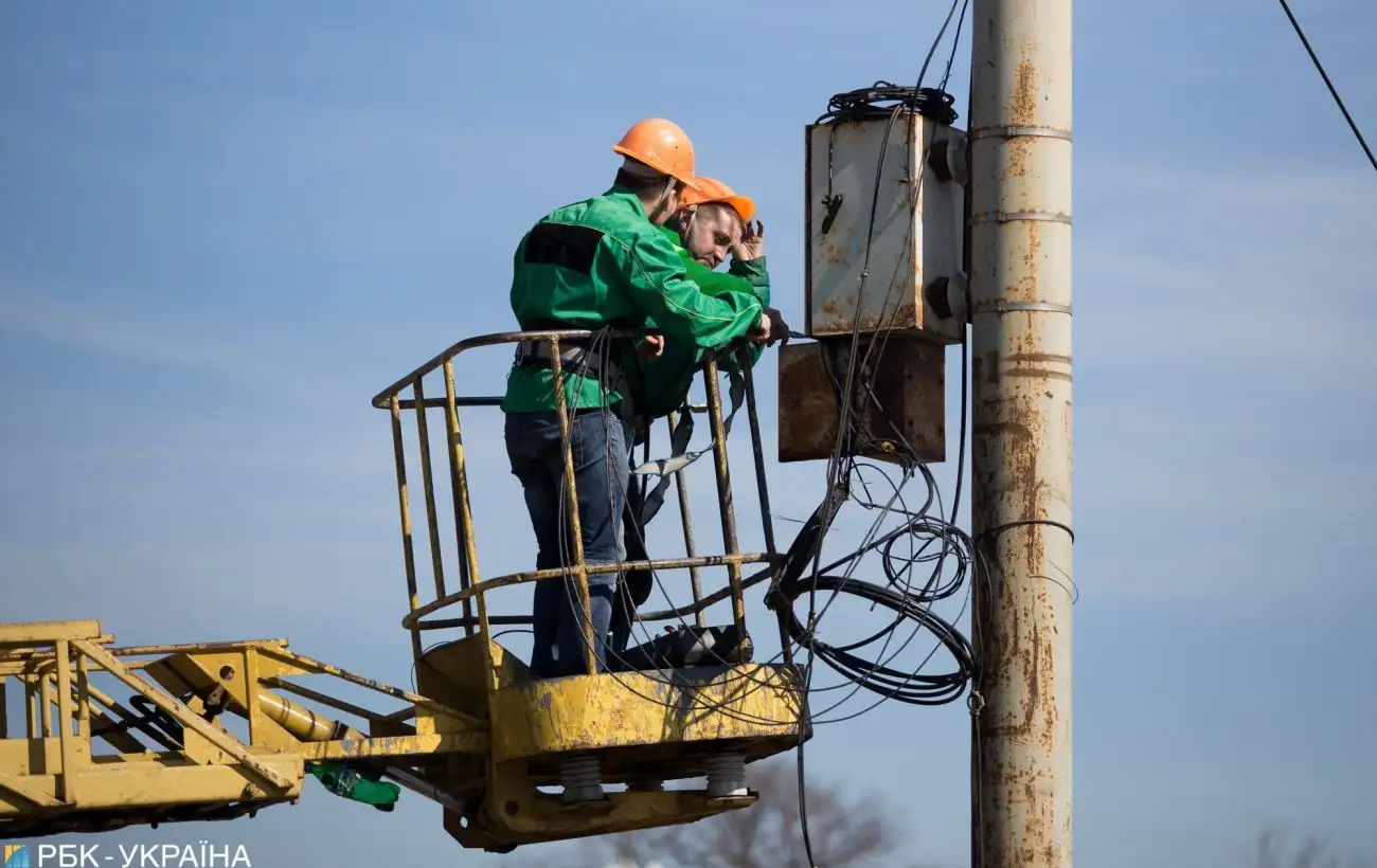 На Дніпропетровщині енергетики продовжують повертати світло після обстрілів, - ДТЕК