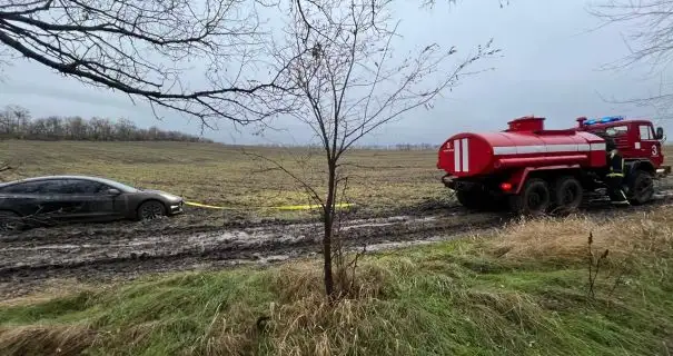 Рятувальники у Запоріжжі витягли автівку, яка застрягла у багнюці