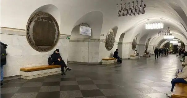 У Києві закрили одну зі станцій метро через підозрілий пакет