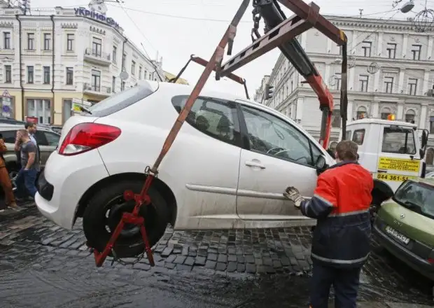 Авто за кілька днів можуть евакуювати: в Україні назріває великий бізнес під крилом Арахамії