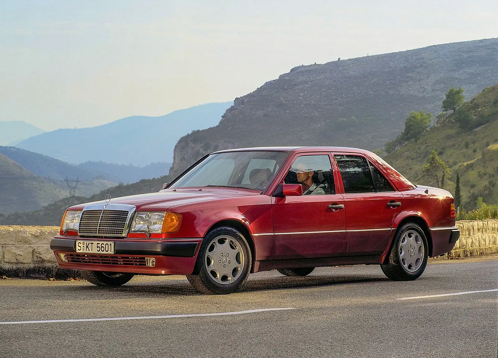 Эталон надежности: Mercedes-Benz W124 отмечает 40-летие (фото)