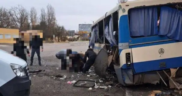 Росіяни обстріляли зупинку транспорту у Новій Каховці, є загиблі та поранені