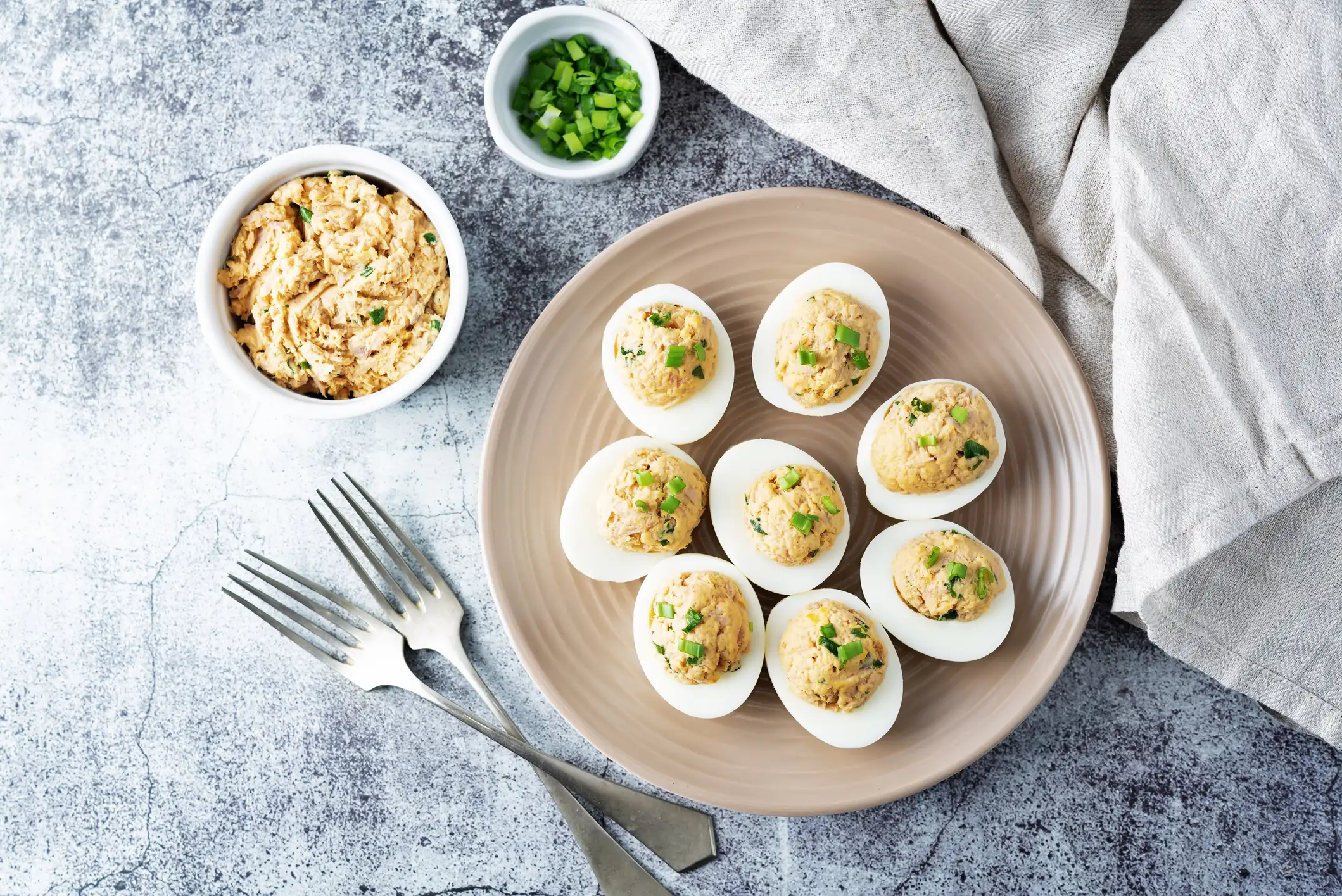 Яйца, фаршированные печенью трески: рецепт вкусной фуршетной закуски