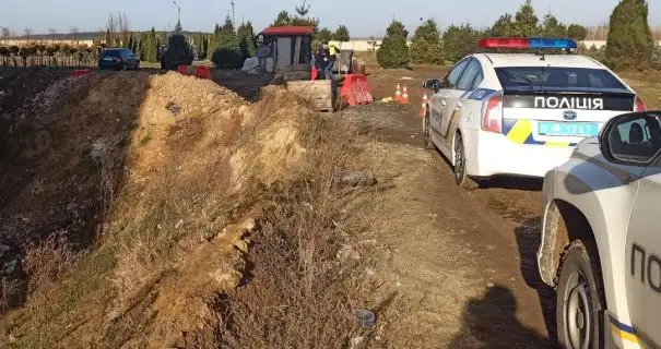 Во Львовской области кроссовер упал в котлован, перевернулся и загорелся: двое погибших