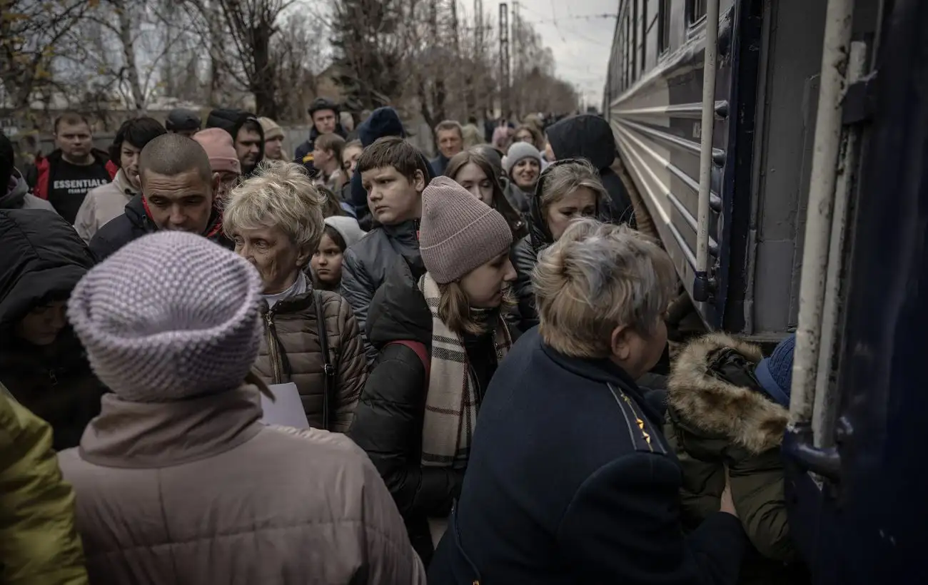 Евакуація з Донецької області: куди направляють переселенців та які соцгарантії надаються