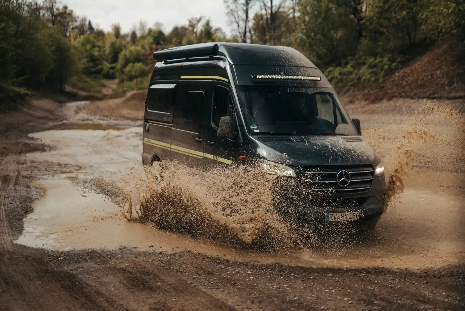 Mercedes Sprinter превратили во внедорожный дом на колесах (видео)