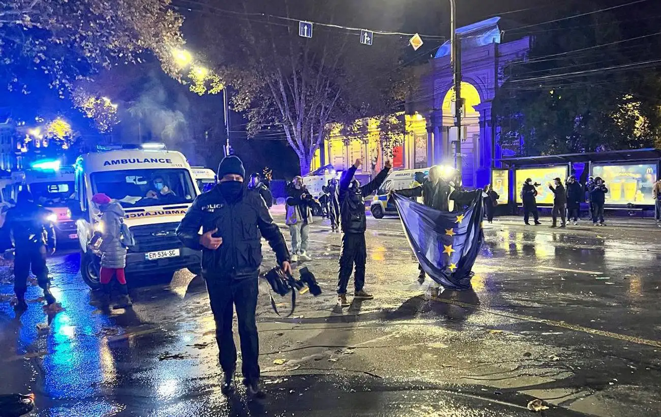 В Тбилиси силовики начали разгонять акцию протеста, есть пострадавшие