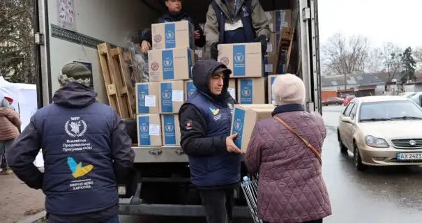 Міжнародні організації надали жителям Дергачівської громади тисячі продуктових наборів та теплі речі