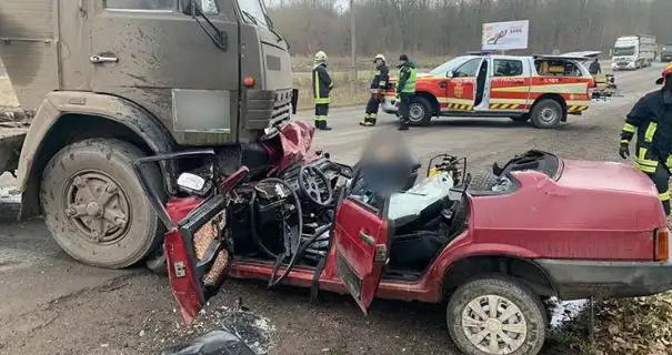 На Тернопільщині вантажівка зімʼяла легковик: є загибла та постраждалі