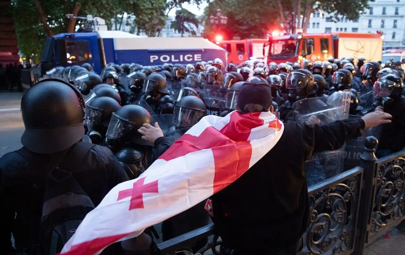 В Тбилиси полиция завершила разгон митингующих возле парламента, который длился всю ночь