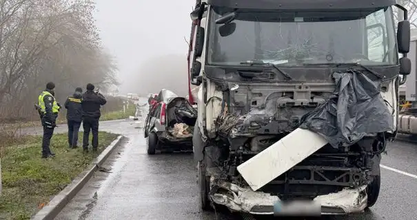 На Хмельниччині вантажівка розчавила легковик: є загиблий