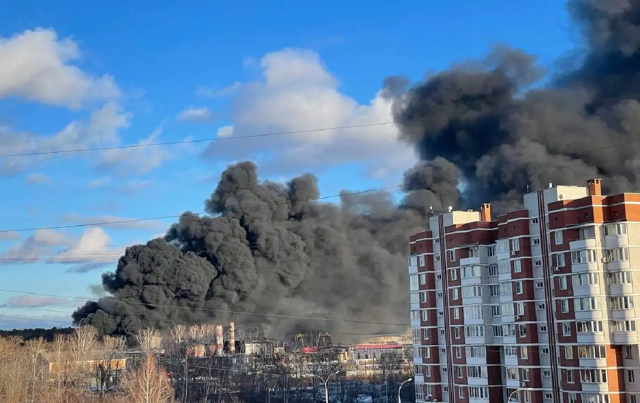 В Єкатеринбурзі спалахнула масштабна пожежа на заводі (фото, відео)