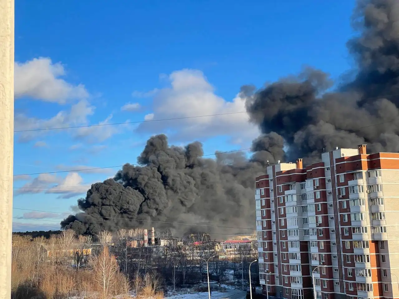 В російському Єкатеринбурзі спалахнула масштабна пожежа на заводі — відео