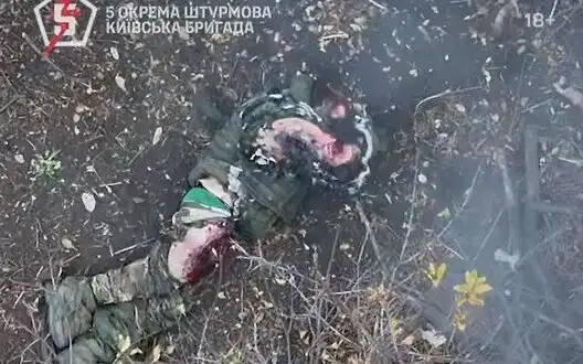 Killed Russian infantryman lies half-naked on ground in Pokrovske direction. VIDEO