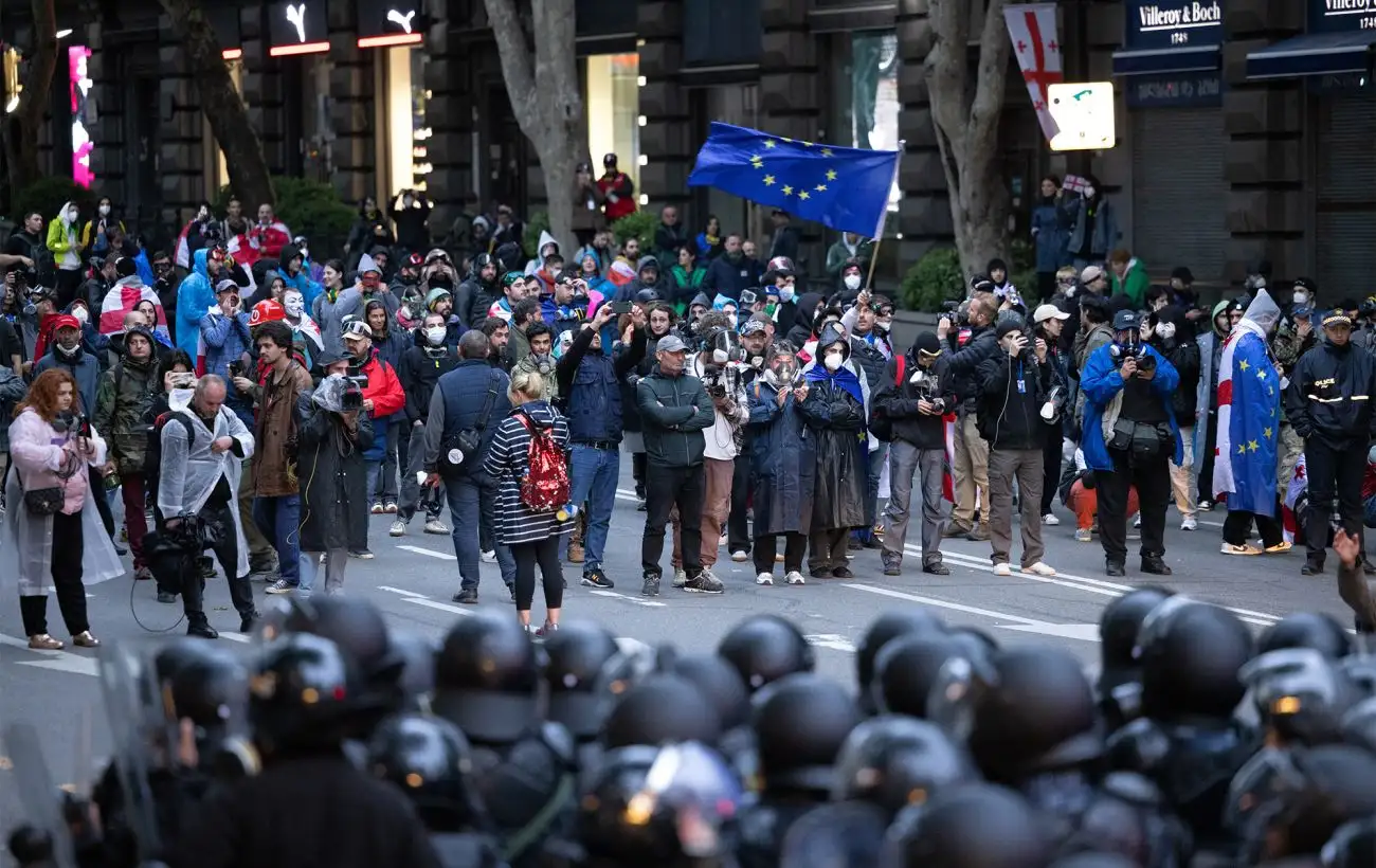 В Грузии сегодня выборы президента: люди выходят на протест к парламенту