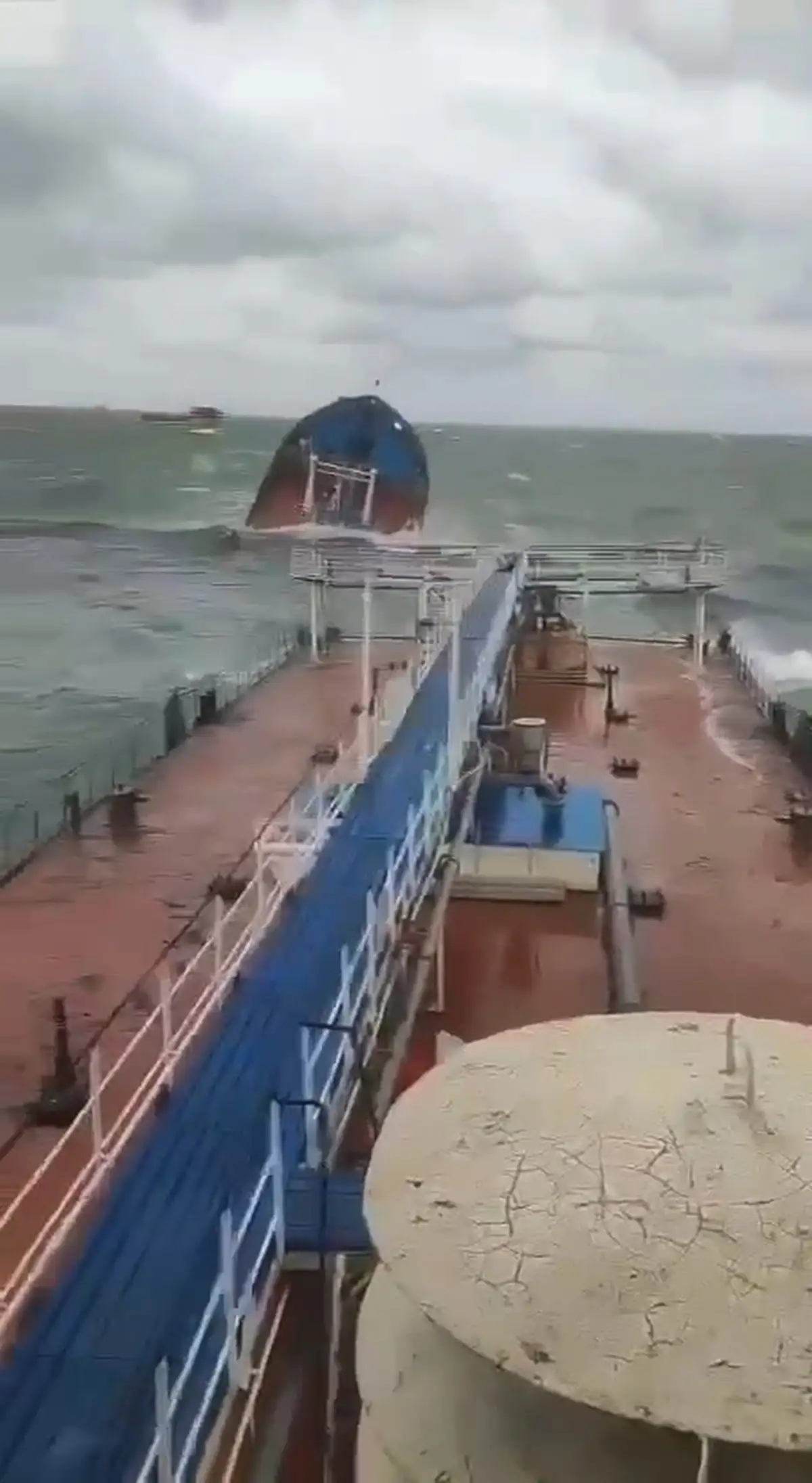 Oil spill in Kerch Strait after two Russian oil tankers seriously damaged in storm