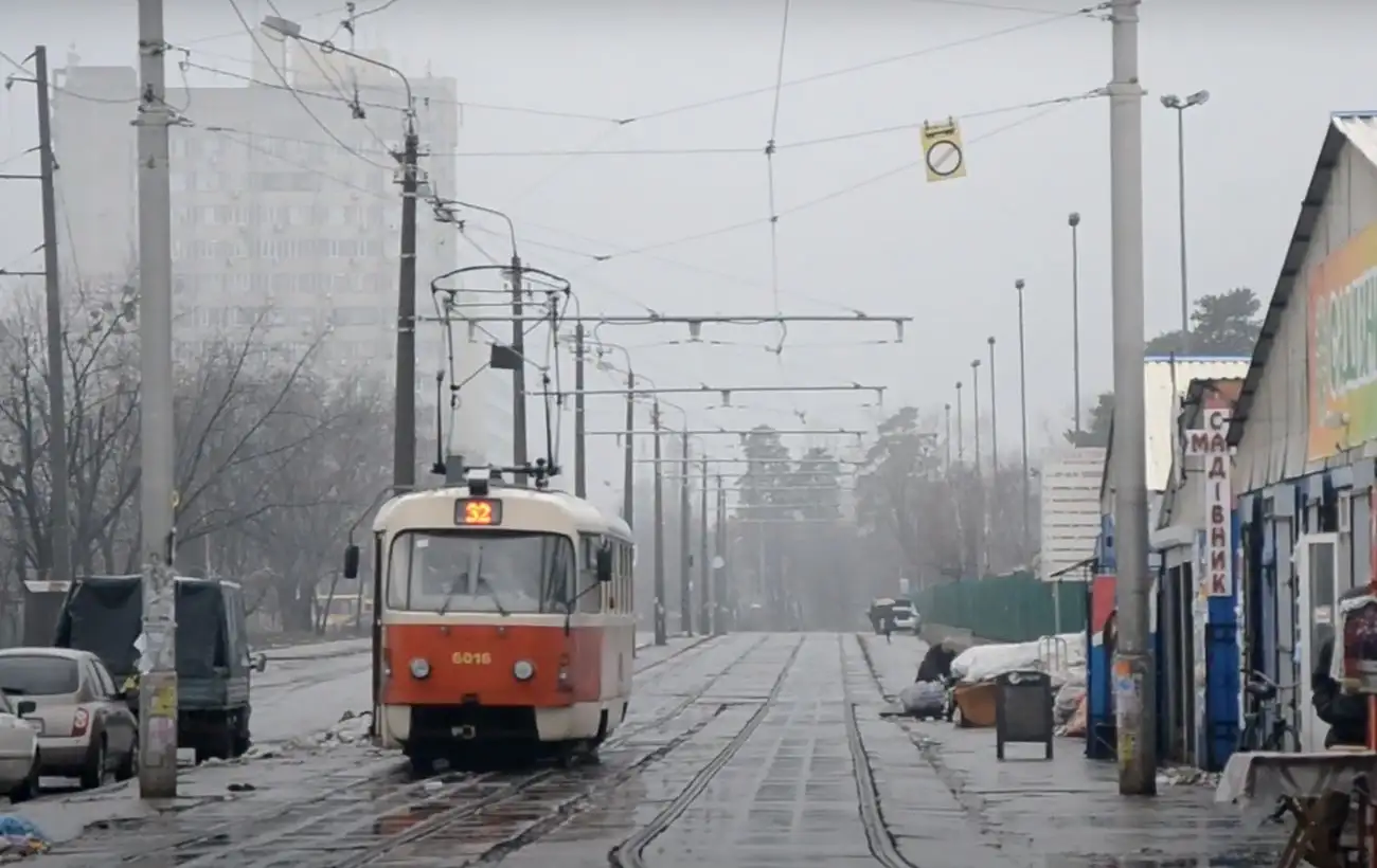 В одном из районов Киева произошел провал асфальта, изменено движение транспорта