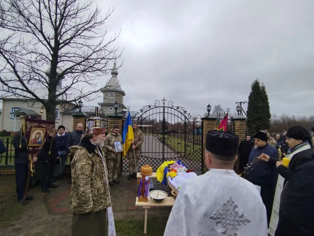 Отпевали под воротами: священник УПЦ МП не пустил в церковь похоронную процессию погибшего бойца