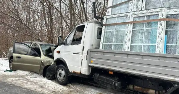 На Винниччине легковушка врезалась в грузовик, загруженный стеклопакетами: двое пострадавших