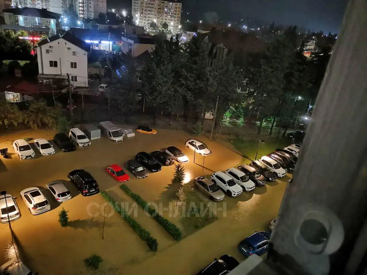 Российский город Сочи уходит под воду: местная река затопила улицы (фото видео)