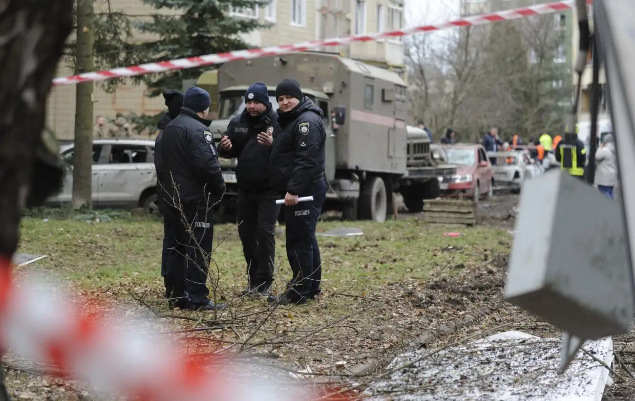 Россияне атаковали дроном один из районов Харькова, есть повреждение ТРЦ