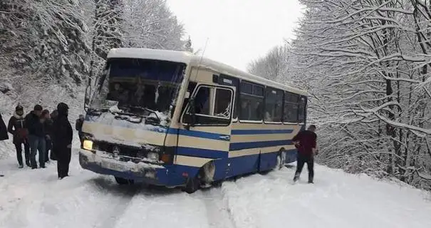 В Черкасской области отменили автобусный рейс из-за выходок детей, которые забросали транспорт снежками