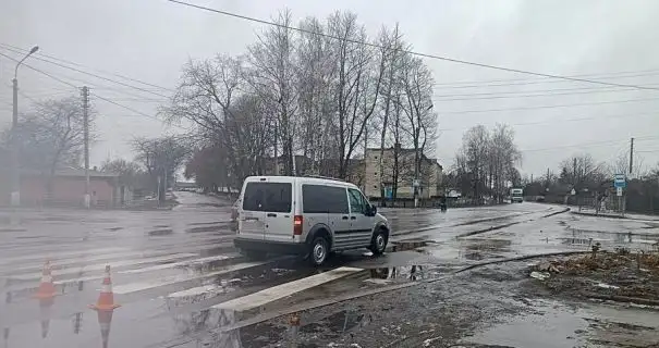 У Конотопі фургон збив на пішохідному переході жінку