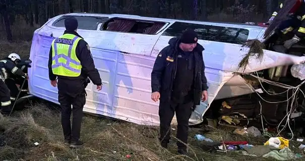 На Житомирщине в результате ДТП перевернулась маршрутка: среди пострадавших – ребенок