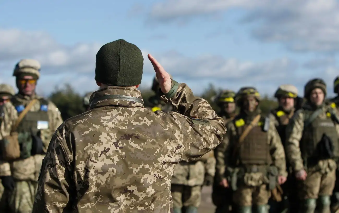 Більшість чоловіків в Україні допускають, що їм доведеться воювати