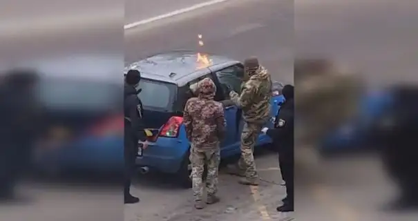 В сети появилось видео, как люди в военной форме выкуривают мужчину из автомобиля газом