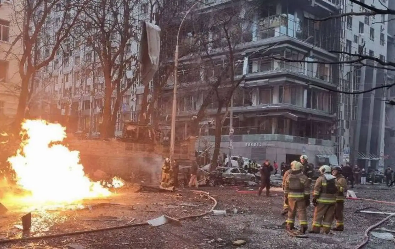 Ракетный удар по Киеву: появились фото последствий обстрела