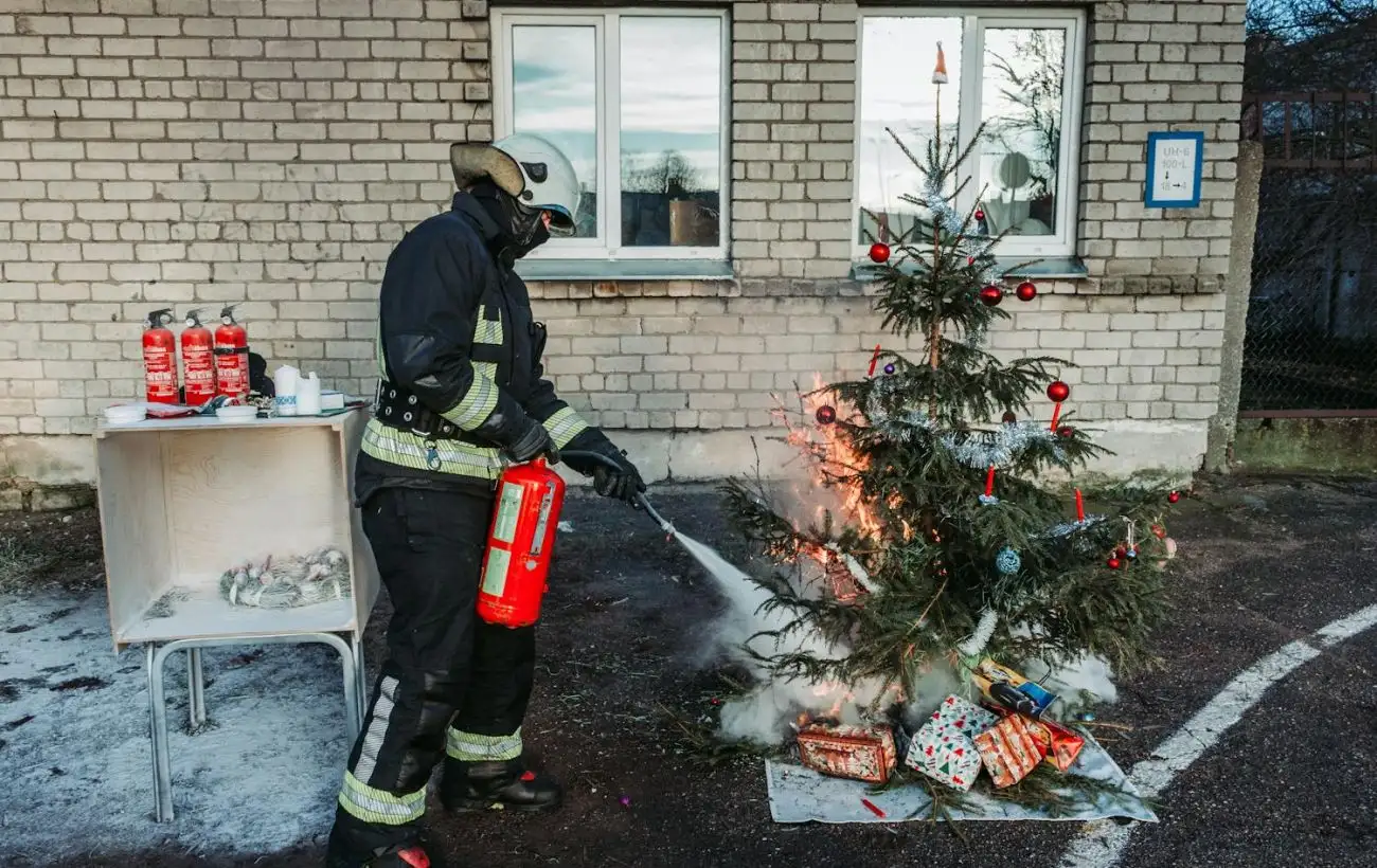 Главные ошибки, которые могут привести к пожару на новогодние праздники