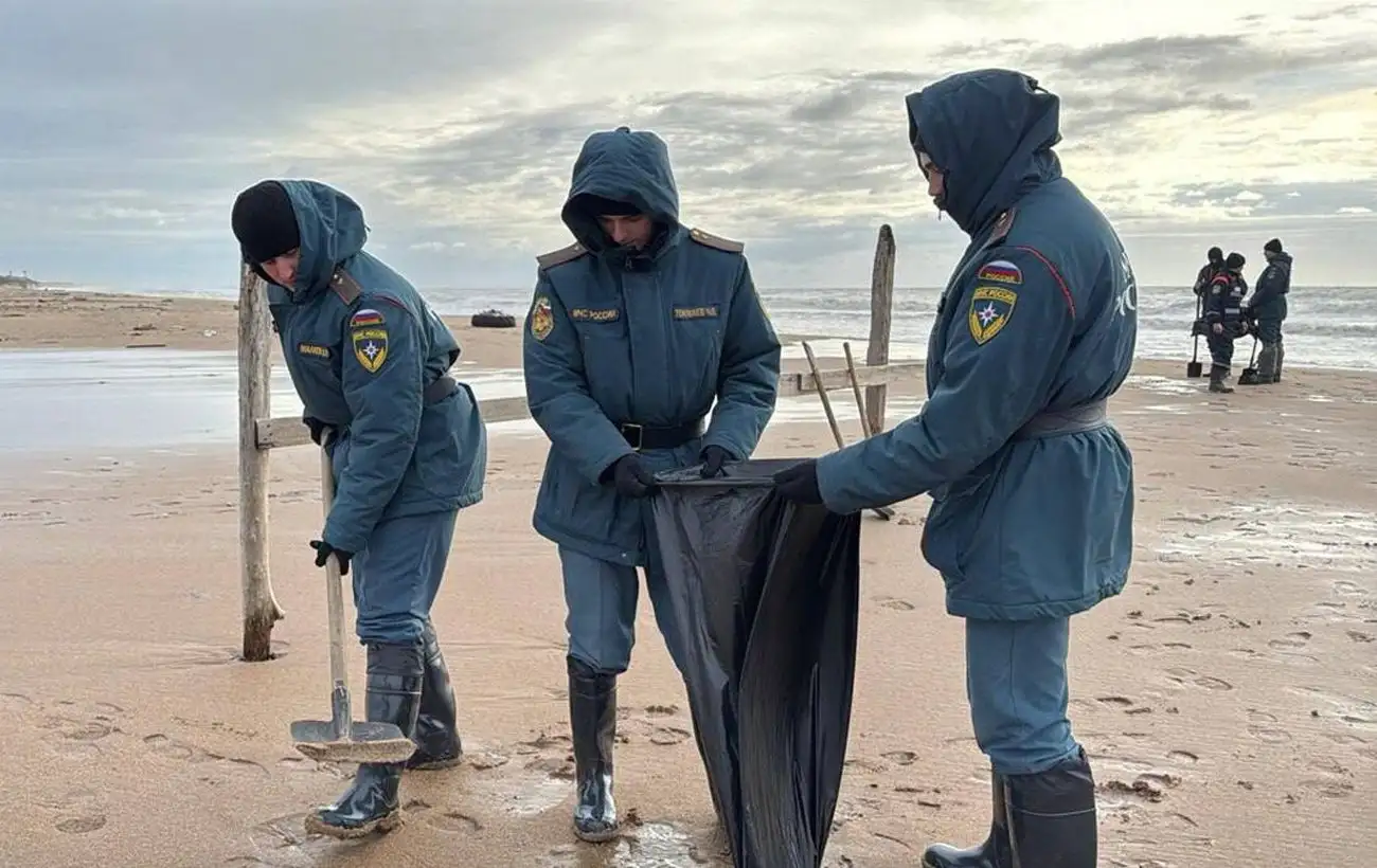 Забруднено понад 50 км. З'явилися супутникові знімки пляжів РФ після аварії танкерів