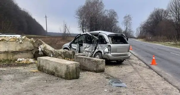 На Тернопольщине в ДТП погиб младенец: автомобиль врезался в бетонные плиты у дороги