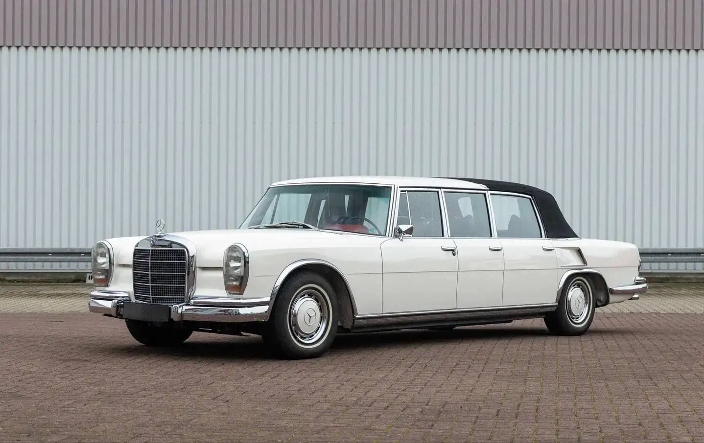 На продажу выставили раритетный шестидверный лимузин-кабриолет Mercedes 600 (фото)